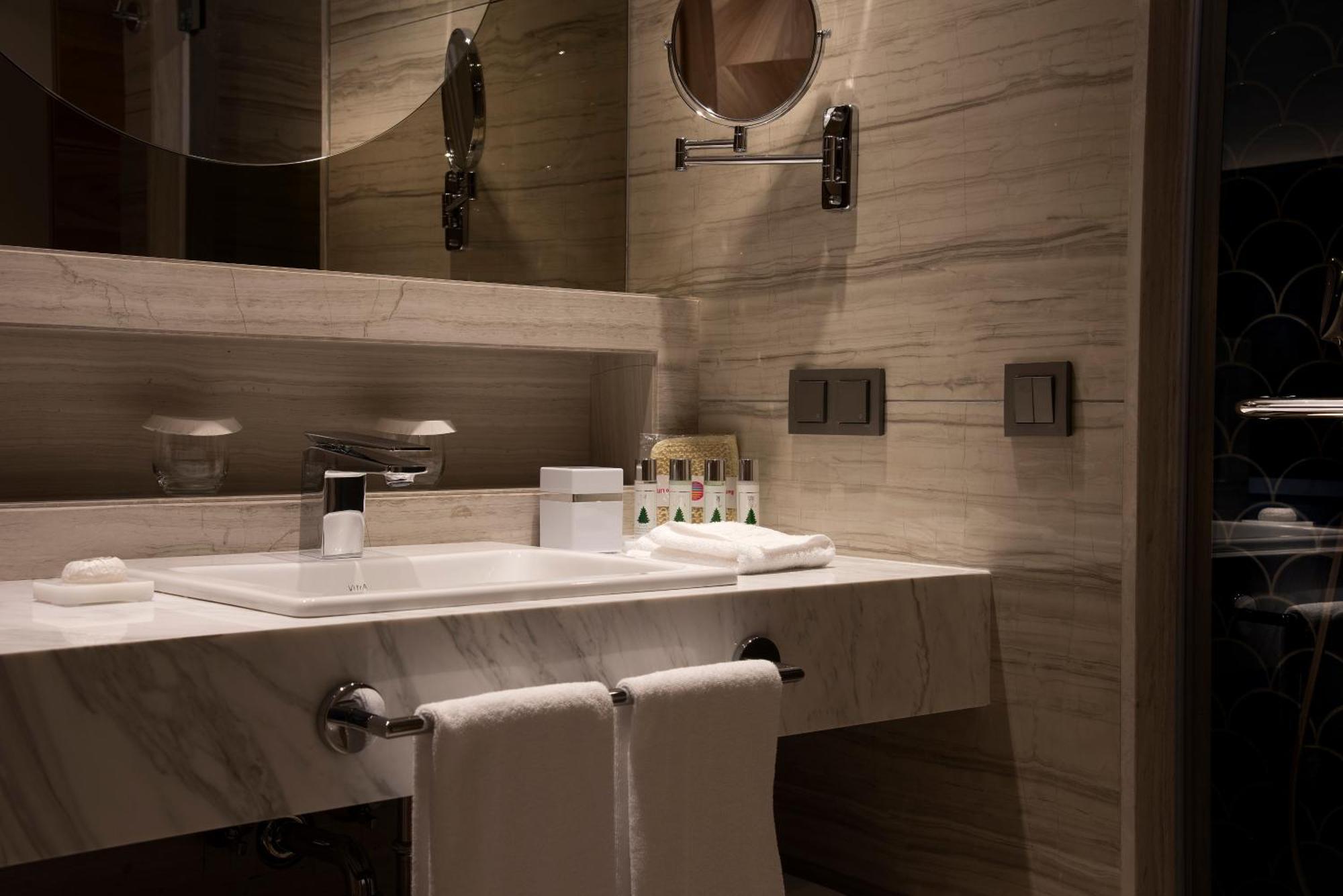 Superior Zimmer mit seitlichem Meerblick und Poolblick