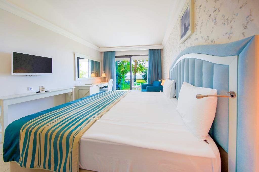 Zimmer mit Queensize-Bett und Meerblick