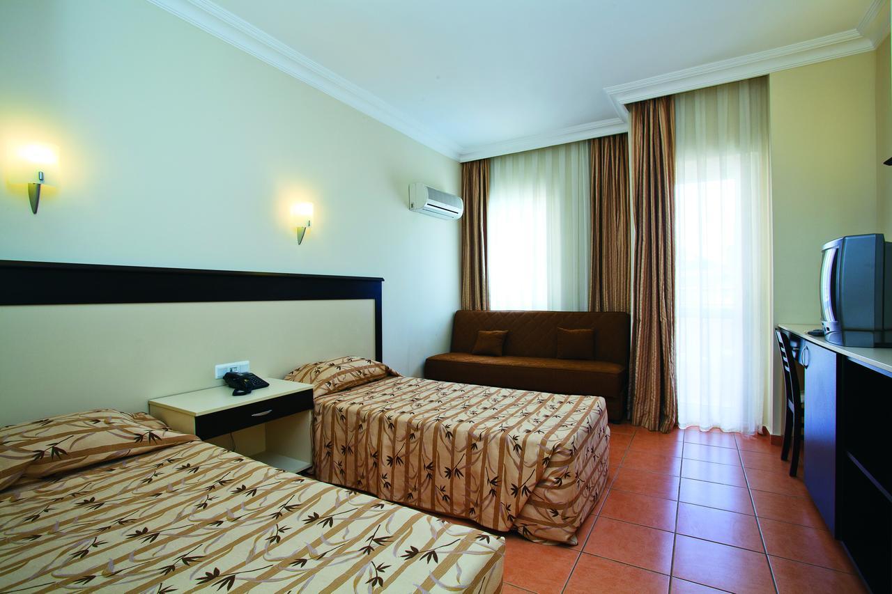 Chambre Double avec Balcon (2 Adultes + 1 Enfant)