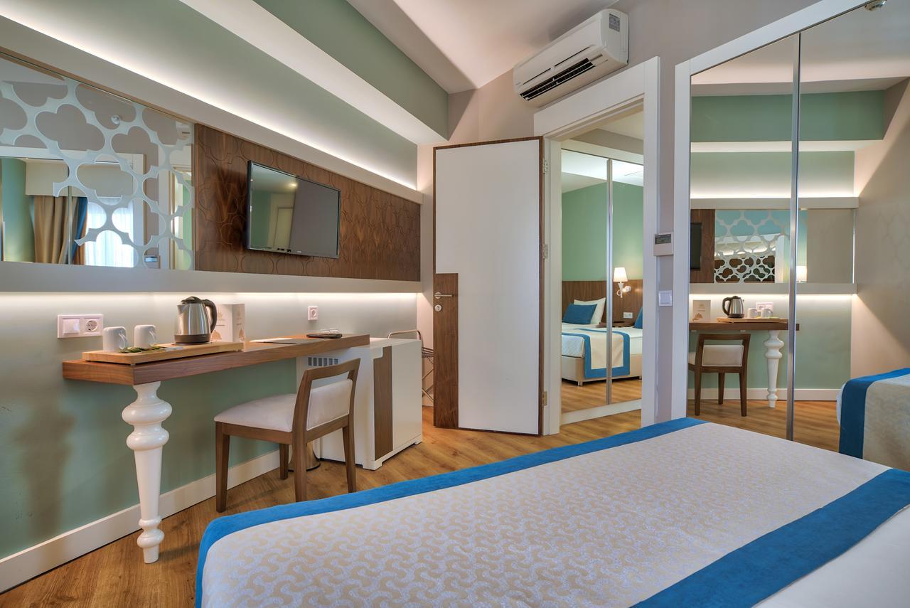 Deluxe Double Room with Side Sea View
