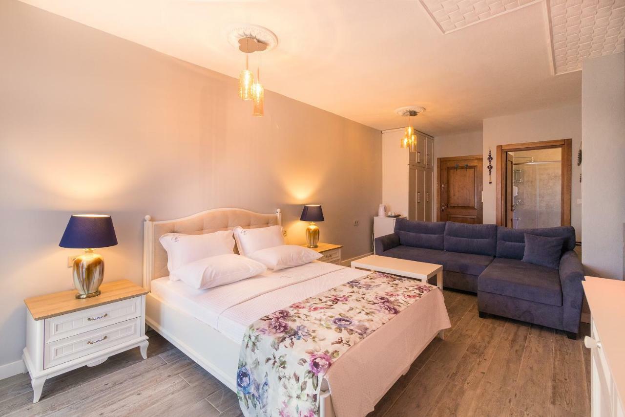 Deluxe Double Room with Extra Bed,814702094:JPEG