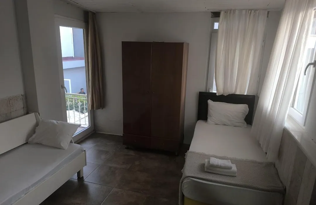 Safari Suit Hotel , Side-1