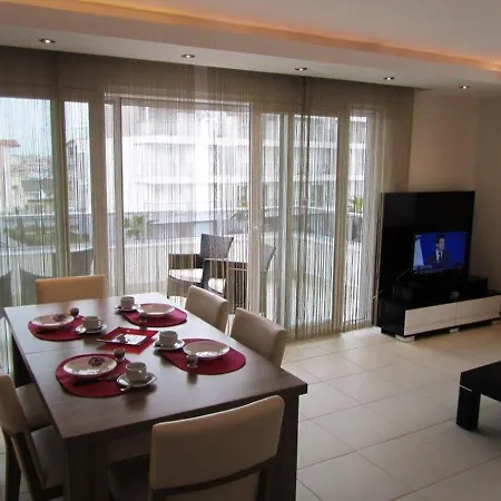 Tropical Gardens Is A 2 Bed 1St Floor Private Home-2